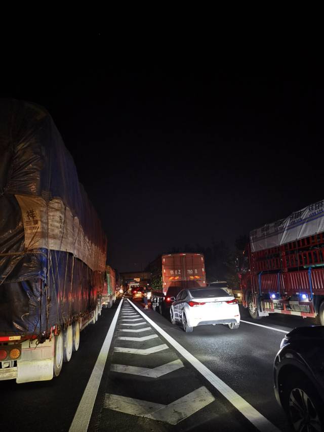 高速段今日路况:堵车缓行,荆州中堵了一个小时没动