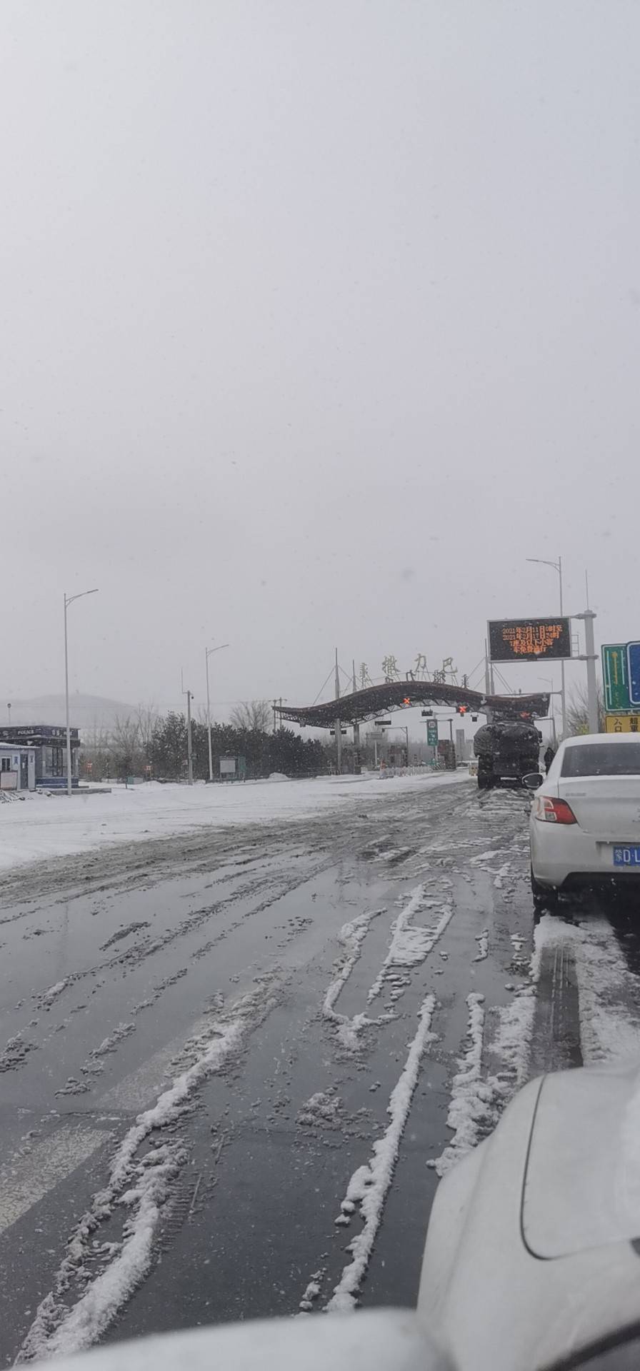 内蒙古高速赤峰段今日路况:赤峰堵车缓行,g45赤峰路段下雪封路